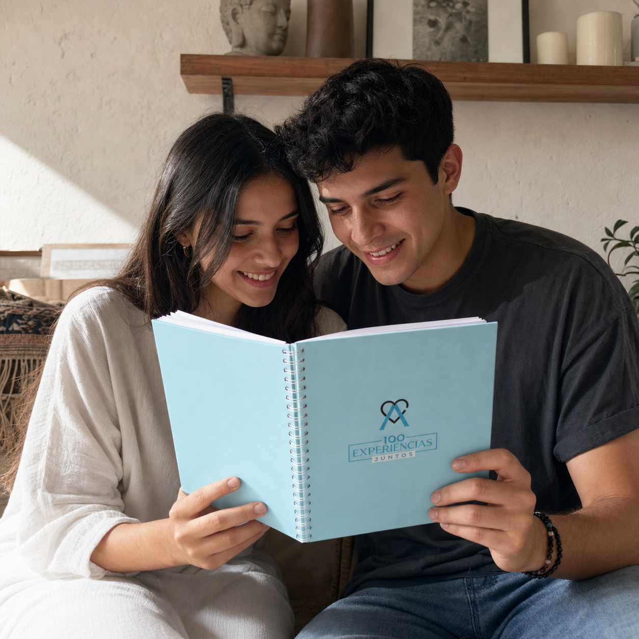 Pareja sonriendo viendo el álbum 100 Experiencias en casa