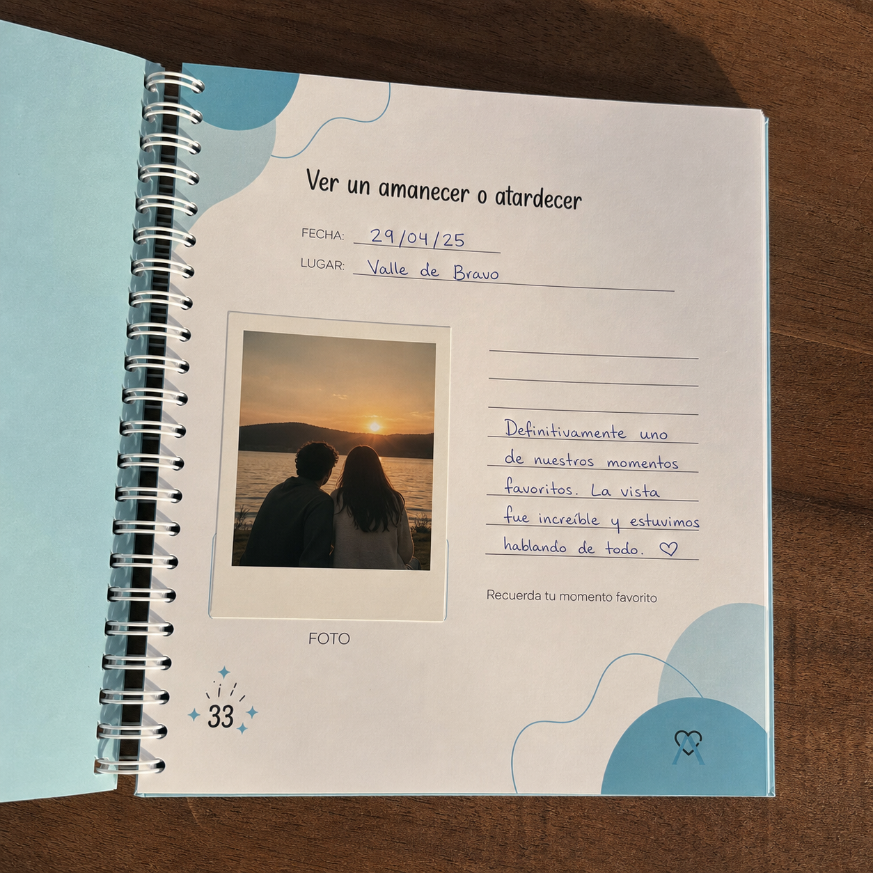 Página interior del álbum con polaroid de un atardecer y notas a mano