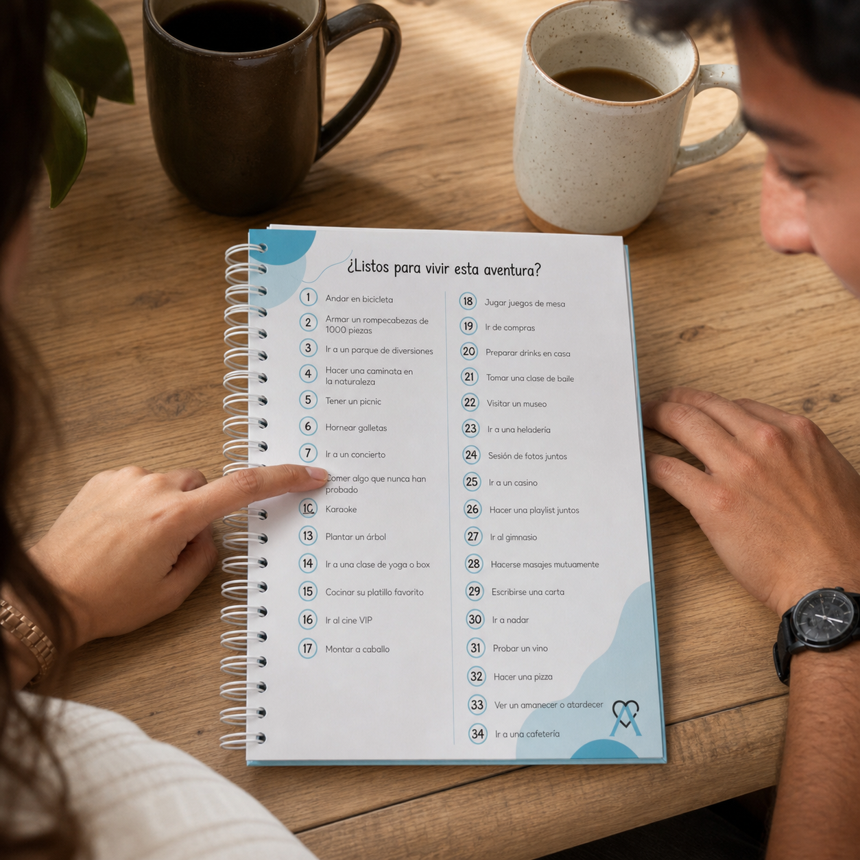 Pareja eligiendo una experiencia de la lista numerada con tazas de café