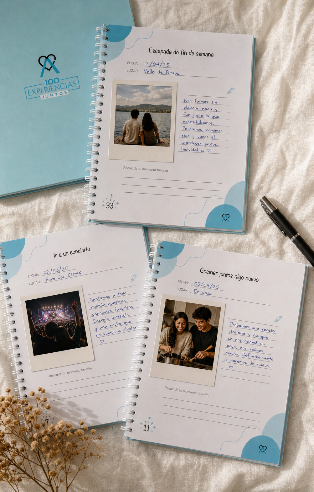 Flat lay de tres páginas del álbum con fotos pegadas y flores secas
