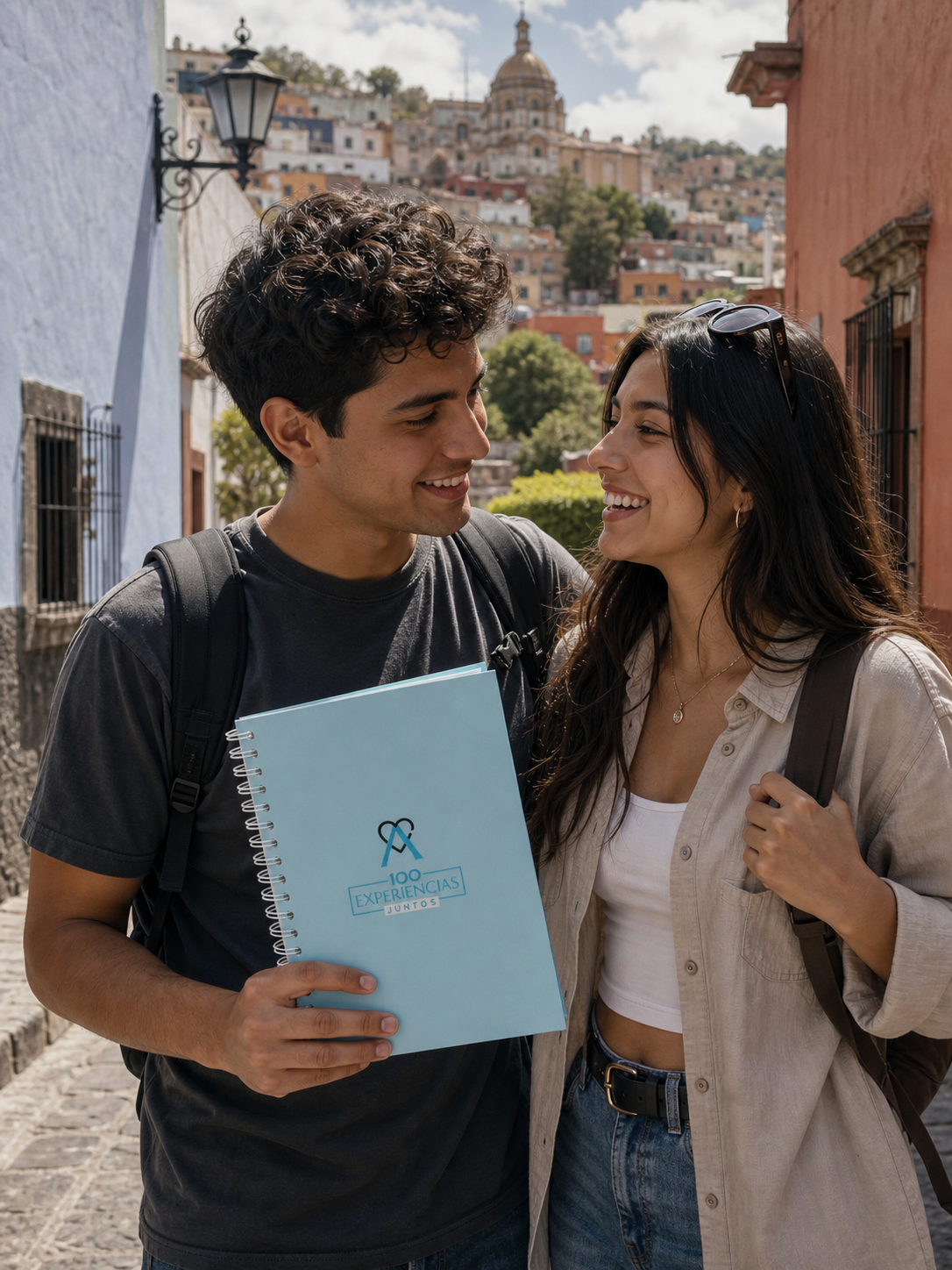 Pareja paseando en una calle colonial con el álbum, look de viaje