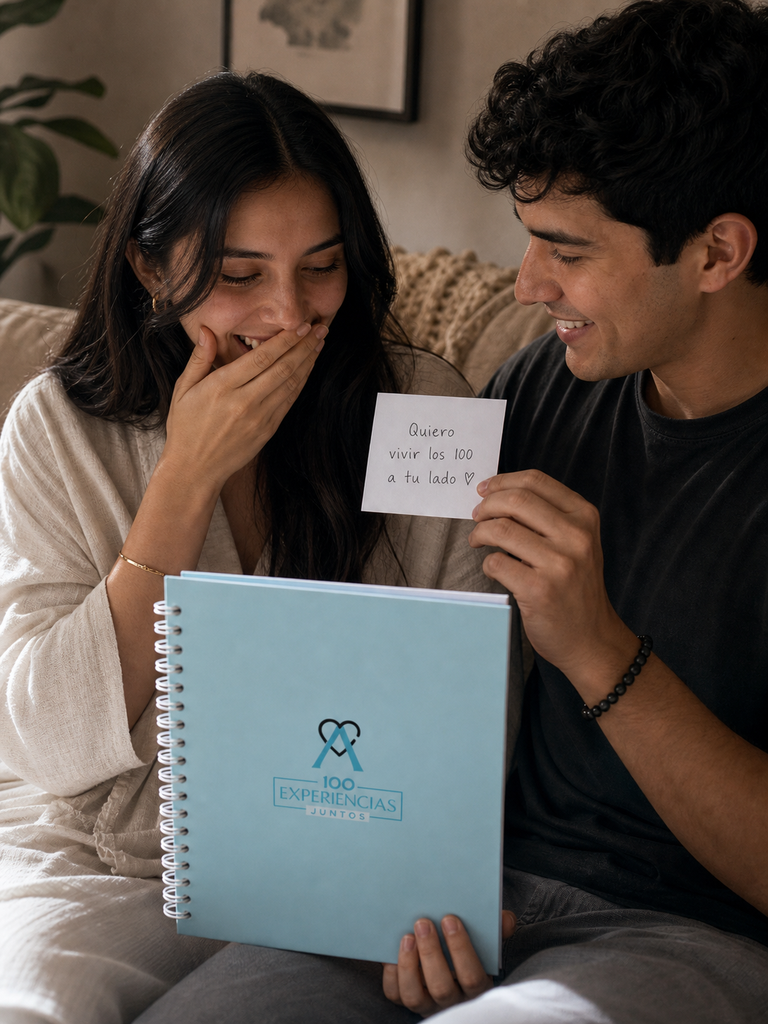 Escena íntima con nota Quiero vivir los 100 a tu lado y el álbum entre la pareja