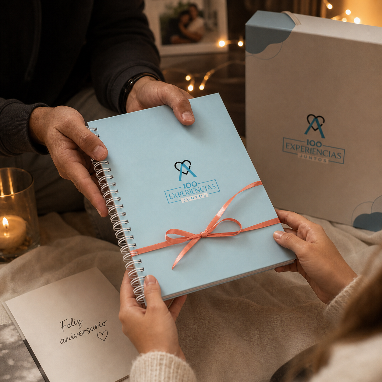 Álbum 100 Experiencias con moño coral como regalo de aniversario